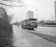857018 Afbeelding van een versierde autobus van het G.E.V.U. bij een bushalte aan de Beneluxlaan te Utrecht, ter ...